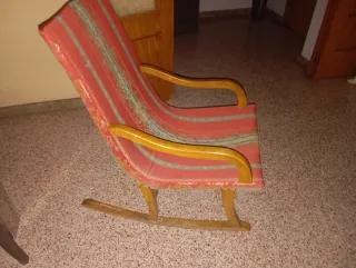 Mecedora antigua de tela y madera