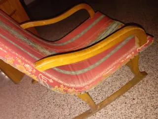 Mecedora antigua de tela y madera