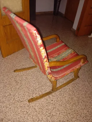 Mecedora antigua de tela y madera