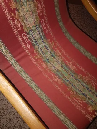 Mecedora antigua de tela y madera