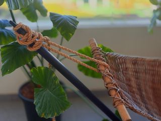 Hamaca de mimbre con soporte y alfombra