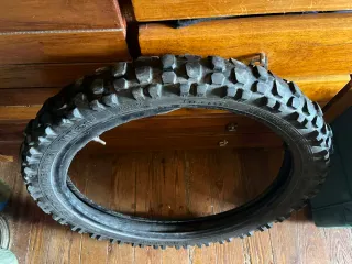 Neumático Pirelli MT21 90/90/21 a un 50% de vida