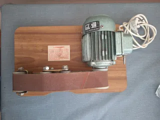 Lijadora de banda motorizada
