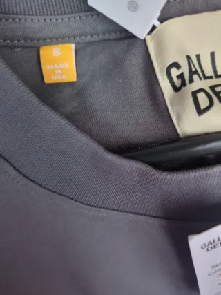 Camiseta Gallery Dept. Gris