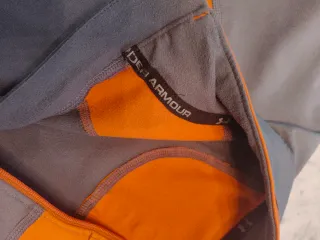 Jersey térmico Under Armour gris y naranja