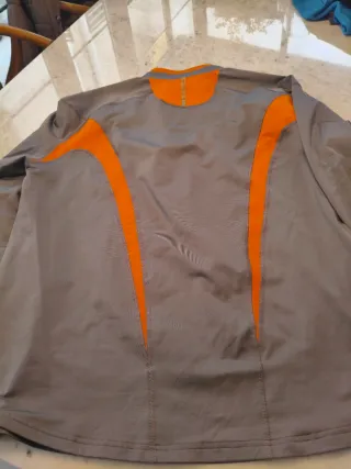 Jersey térmico Under Armour gris y naranja