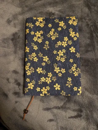 Funda libro A5 con solapa floral