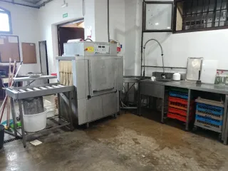 Máquina fregaplatos industrial