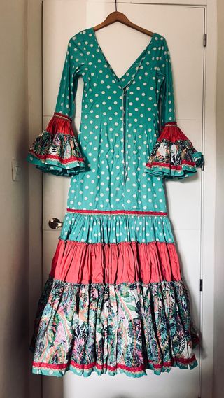 Traje de flamenca rojo y turquesa