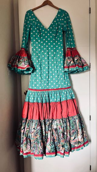 Traje de flamenca rojo y turquesa