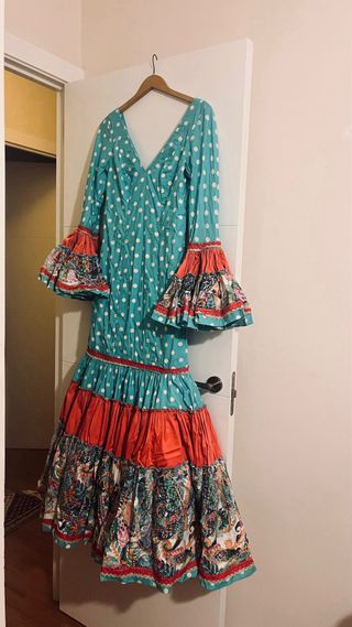 Traje de flamenca rojo y turquesa