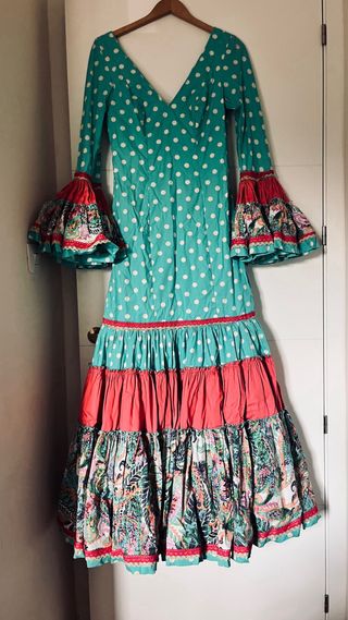 Traje de flamenca rojo y turquesa