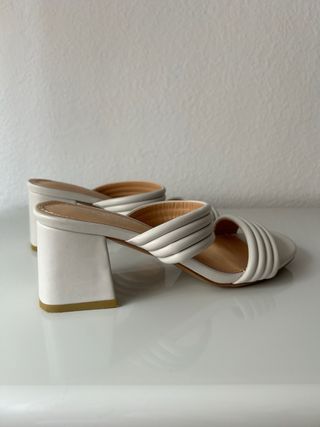 Sandalias de tacón blancas