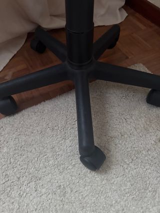 Silla de oficina gris con ruedas