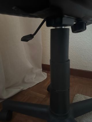 Silla de oficina gris con ruedas