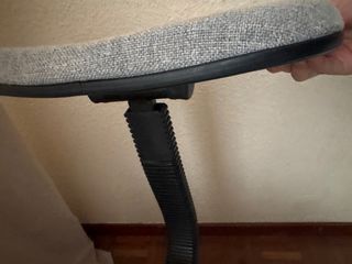 Silla de oficina gris con ruedas