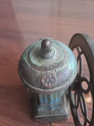 Molinillo de café antiguo de hierro forjado J. M.