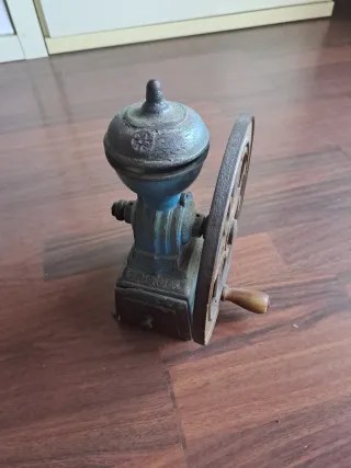 Molinillo de café antiguo de hierro forjado J. M.