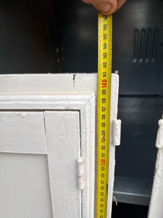 Marco de ventana de madera blanco