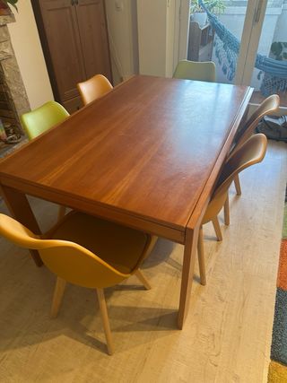 Mesa de comedor de madera maciza + 4 sillas