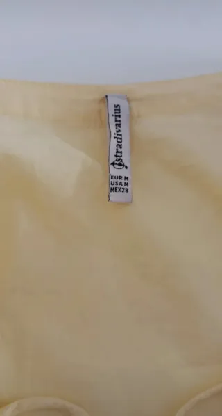 Blusa Stradivarius amarillo pastel  talla M