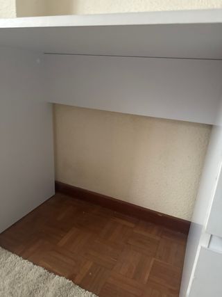 Escritorio blanco con cajones