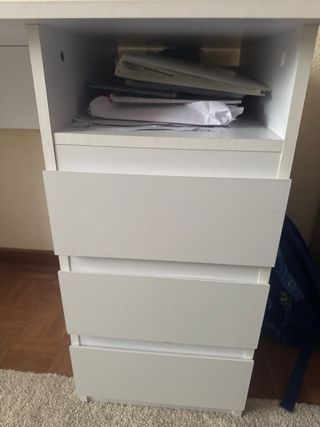 Escritorio blanco con cajones