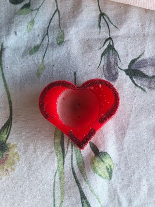 Candela a forma di cuore rossa