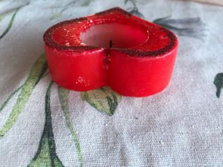 Candela a forma di cuore rossa
