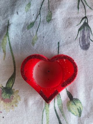 Candela a forma di cuore rossa