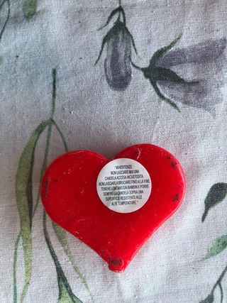 Candela a forma di cuore rossa