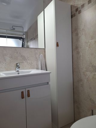 Móvel de lavatório e armário alto Ikea