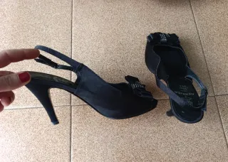 Zapatos tacón fino negros con lazo