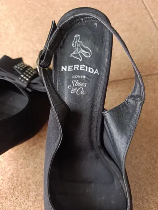 Zapatos tacón fino negros con lazo