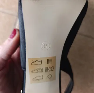 Zapatos tacón fino negros con lazo