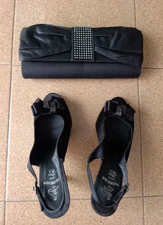 Zapatos tacón fino negros con lazo