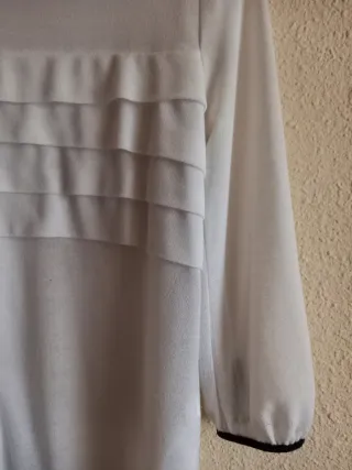 Blusa Sfera blanca con volantes en parte frontal