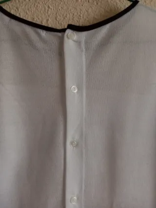 Blusa Sfera blanca con volantes en parte frontal