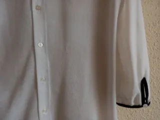 Blusa Sfera blanca con volantes en parte frontal