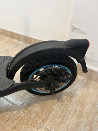Patinete eléctrico con cargador
