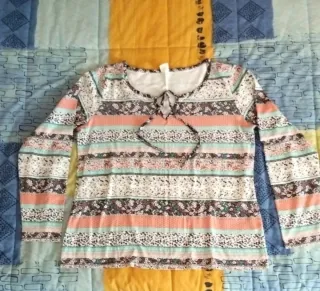 Camiseta de manga larga con estampado floral