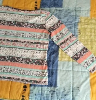 Camiseta de manga larga con estampado floral