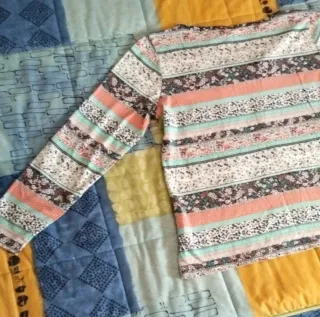 Camiseta de manga larga con estampado floral