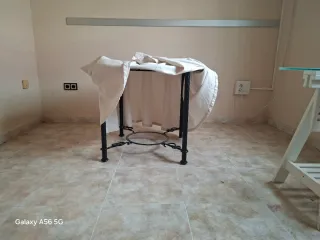 Mesa de forja con cristal,tabla madera y enaguilla