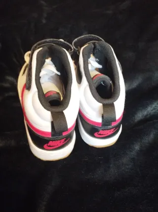 Zapatillas Nike Blancas y Negras