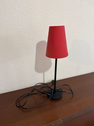 Lámpara de mesa roja y negra