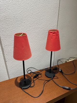 Lámpara de mesa roja y negra