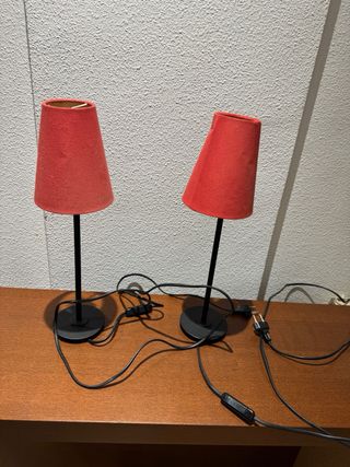 Lámpara de mesa roja y negra