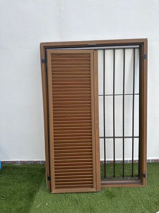 Ventana aluminio marrón con reja