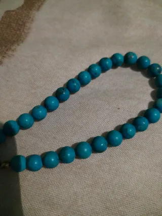 Pulsera de cuentas turquesa y cierre dorado